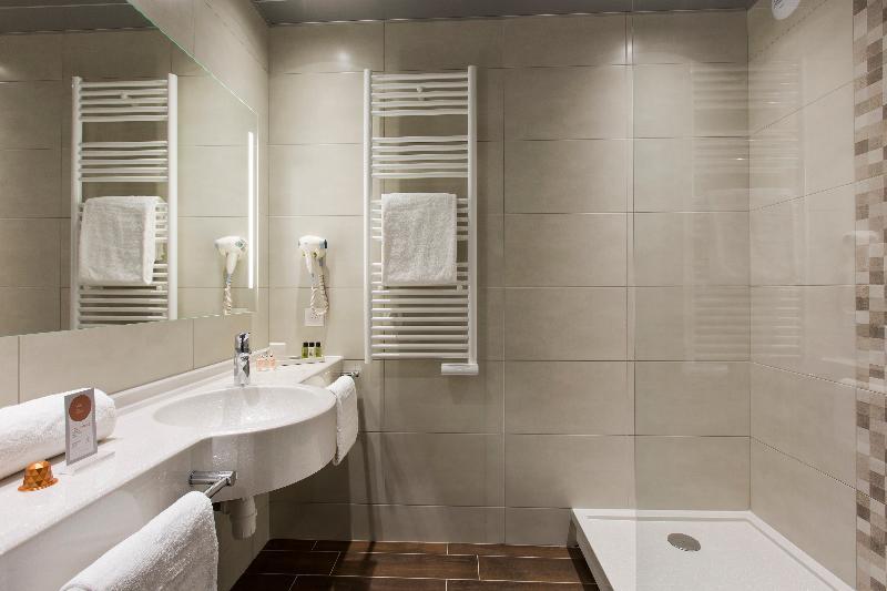 Отель Roi Soleil Prestige Strasbourg Шильтигхейм Экстерьер фото